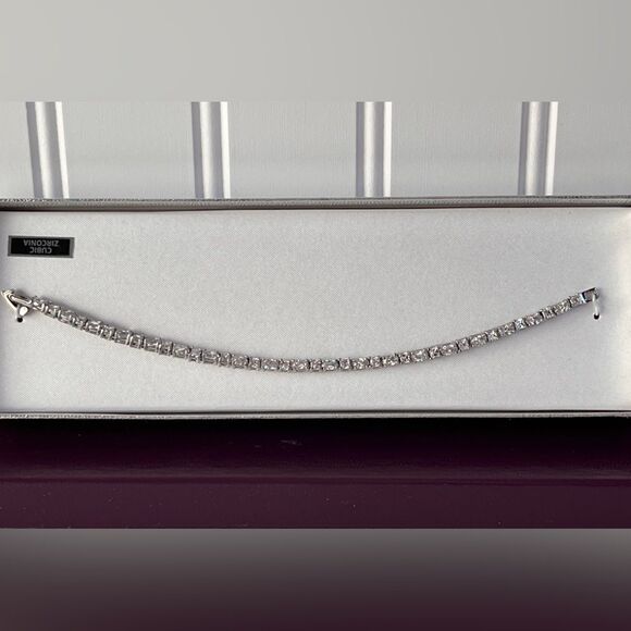 Single Strand Cubic Zirconia Bracelet 10N S CZ NWT (Box Included) - Picture 2 of 3